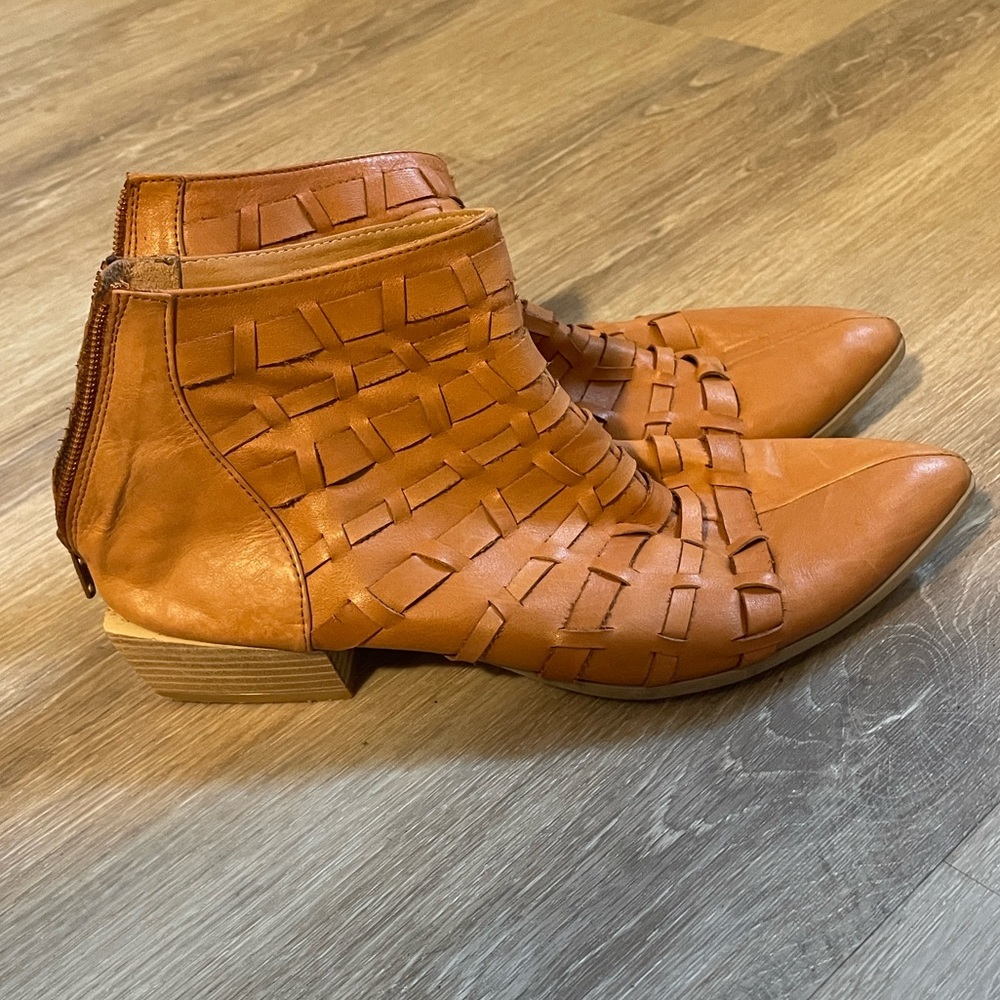 Whisky leather ankle boots